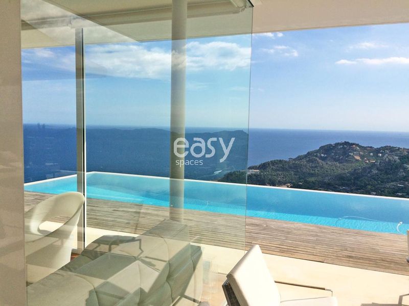 Where to Find a Contemporary Modern House Suitable for a Professional Photo Shoot in Spain